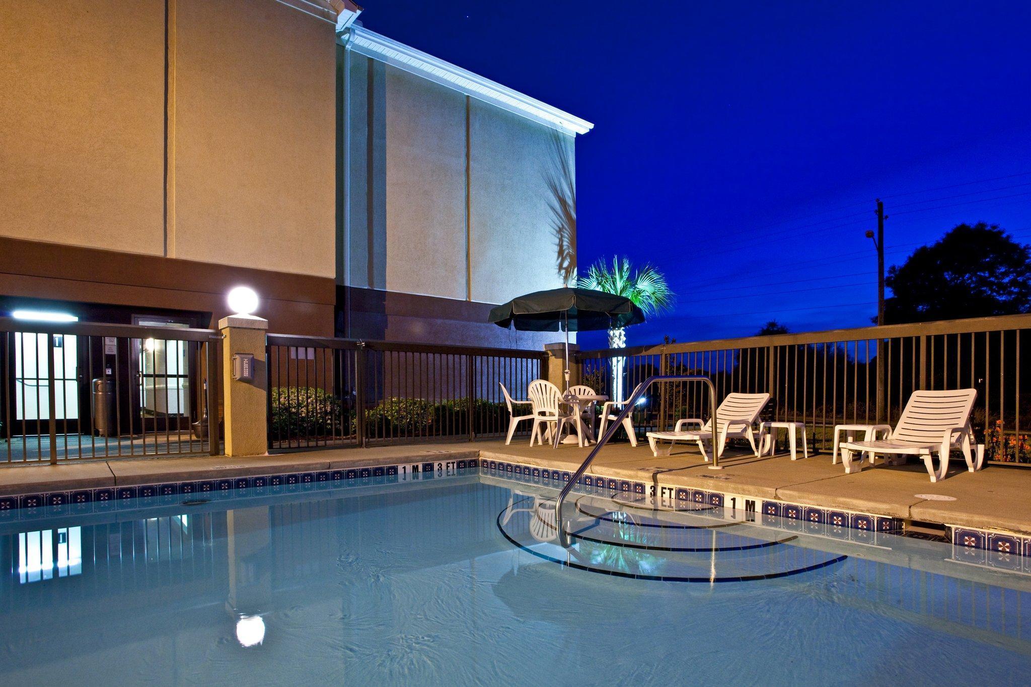 Holiday Inn Express & Suites Milton East I-10, An Ihg Hotel Exterior photo