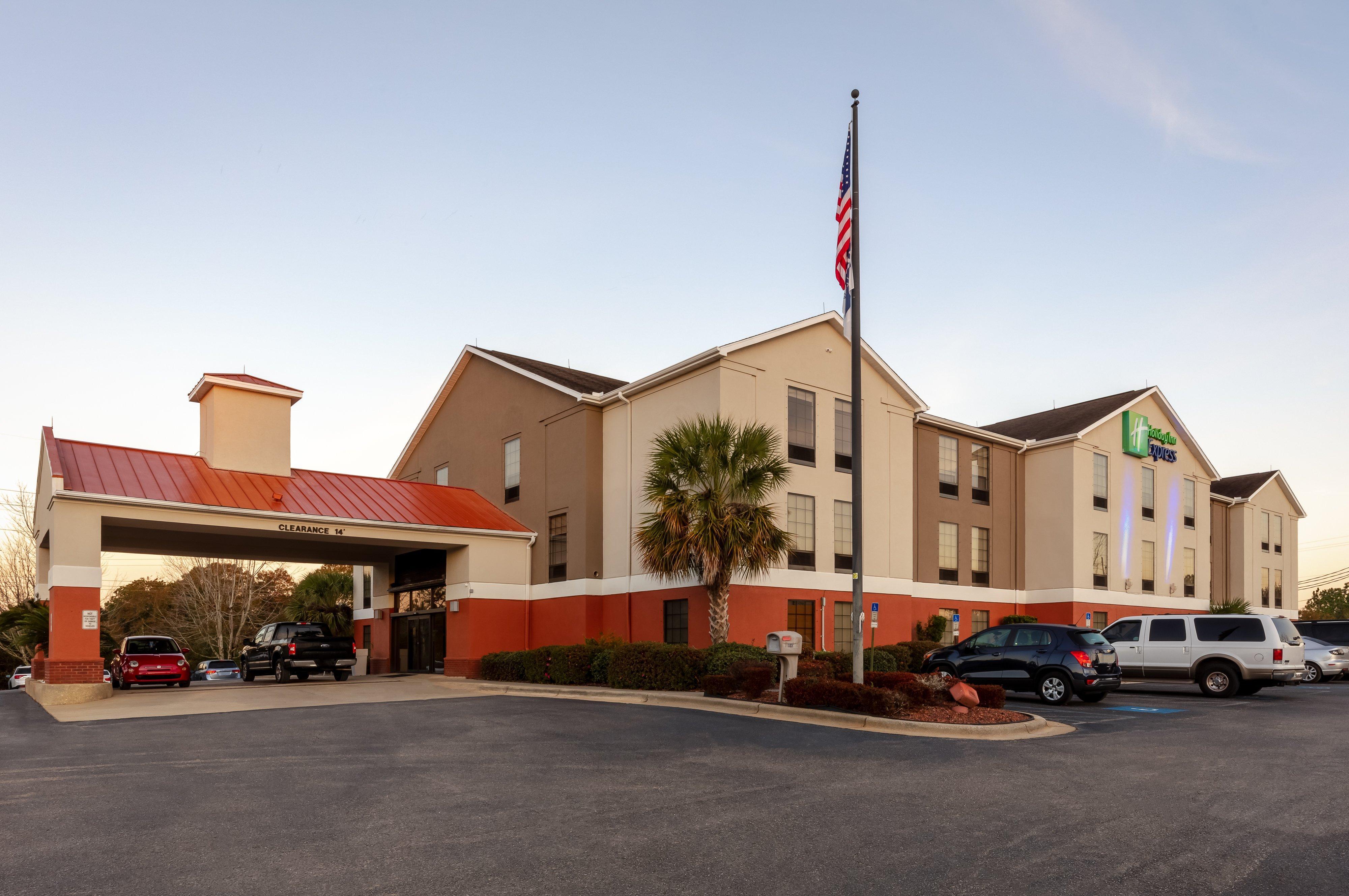 Holiday Inn Express & Suites Milton East I-10, An Ihg Hotel Exterior photo