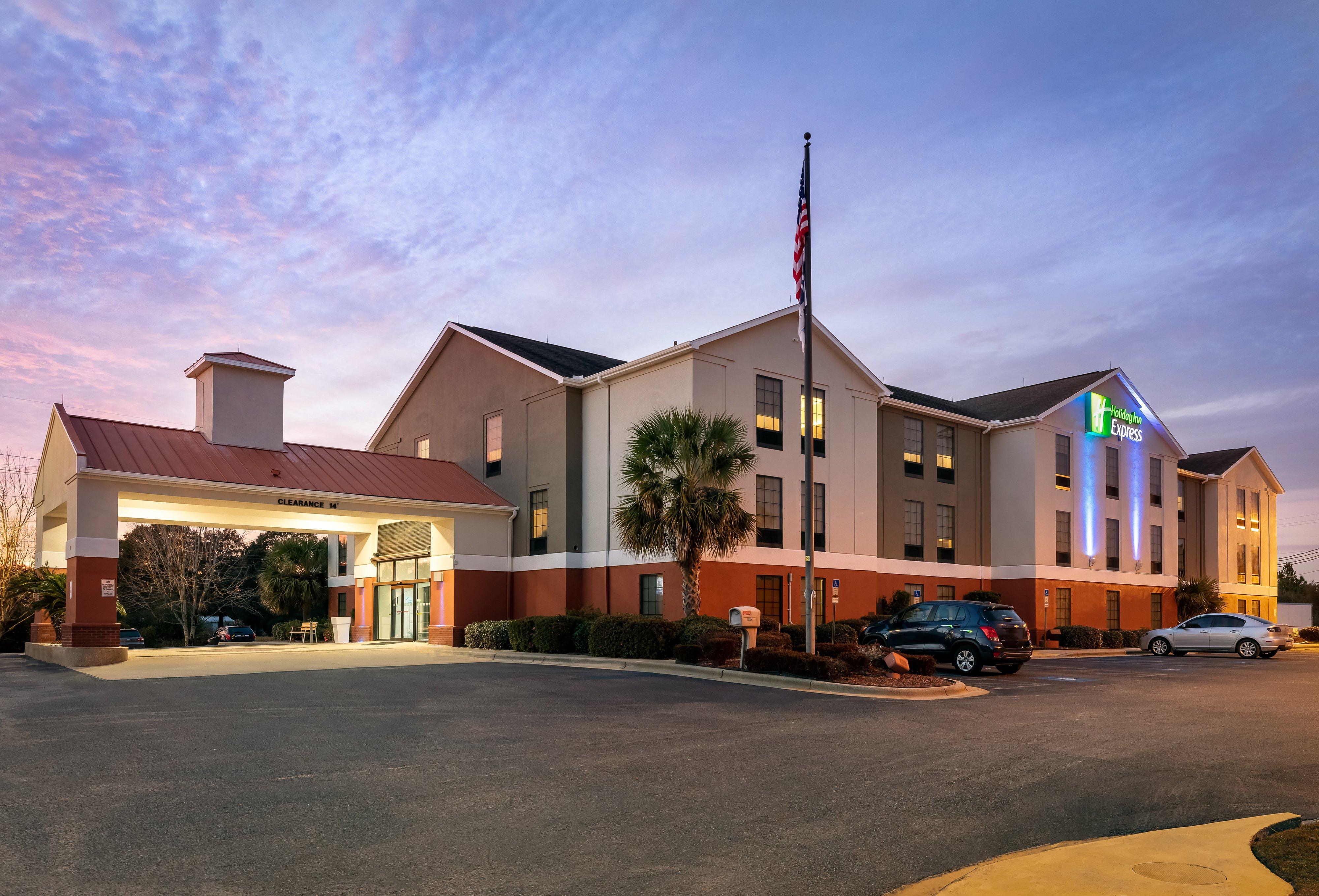 Holiday Inn Express & Suites Milton East I-10, An Ihg Hotel Exterior photo